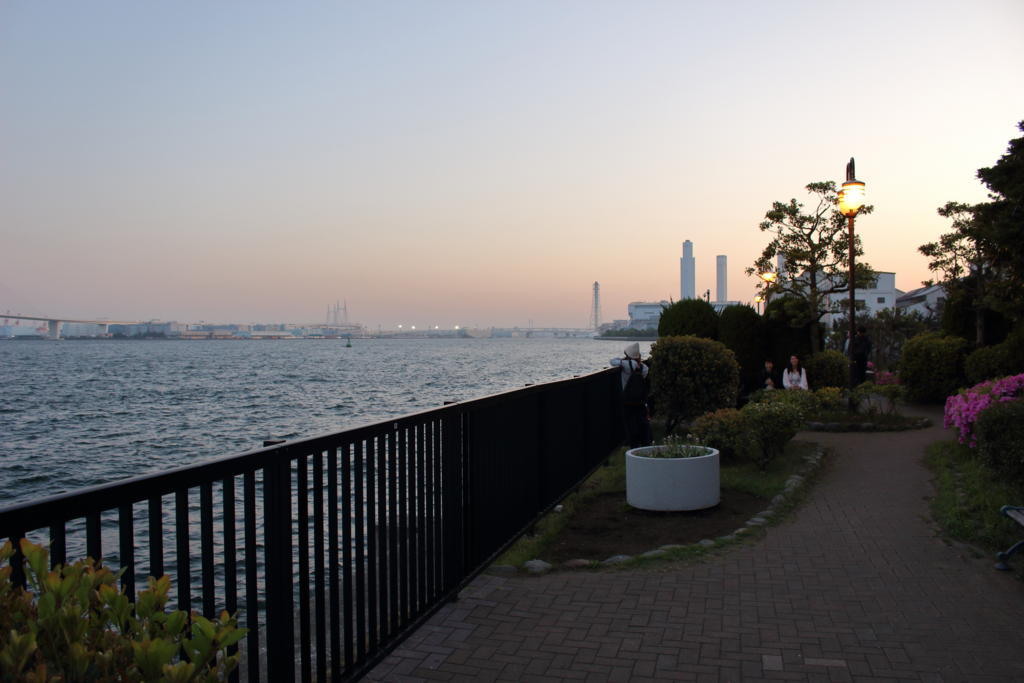 ホームの先にある「海芝公園」 夜景を眺めながらのんびりするには絶好のスポット