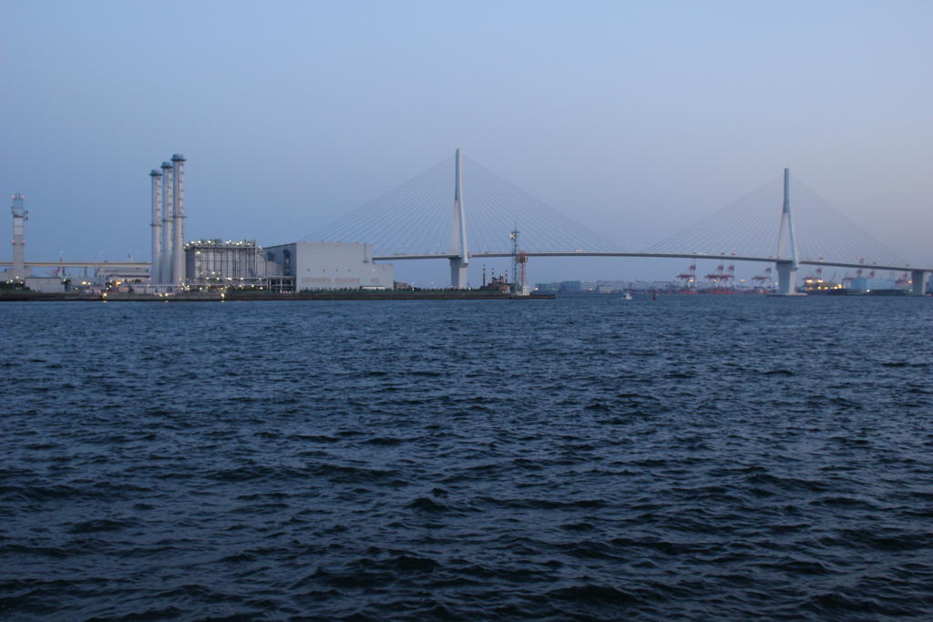 京浜運河の向こうに首都高速湾岸線の「鶴見つばさ橋」が見えます