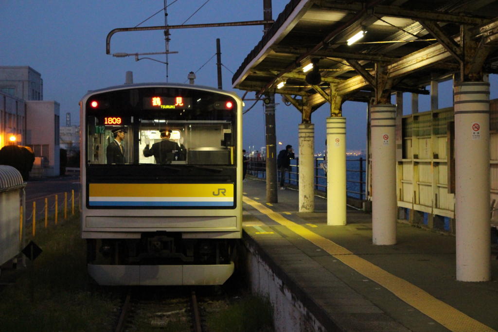 すっかり暗くなったホームに次の列車が入線