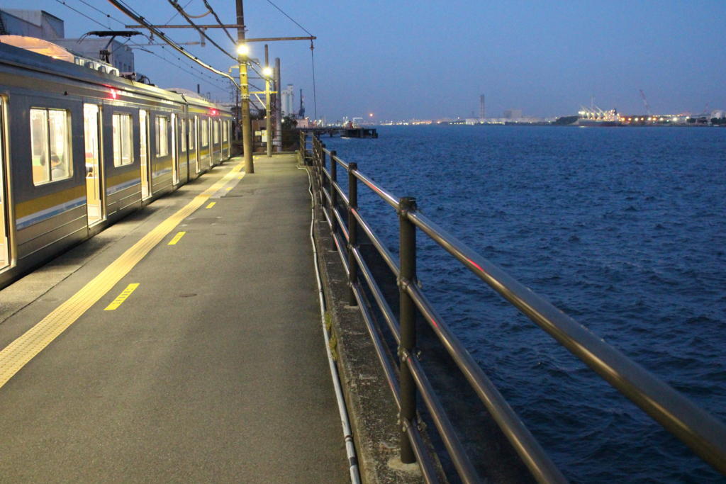 鶴見線「海芝浦駅」ホームからの景色