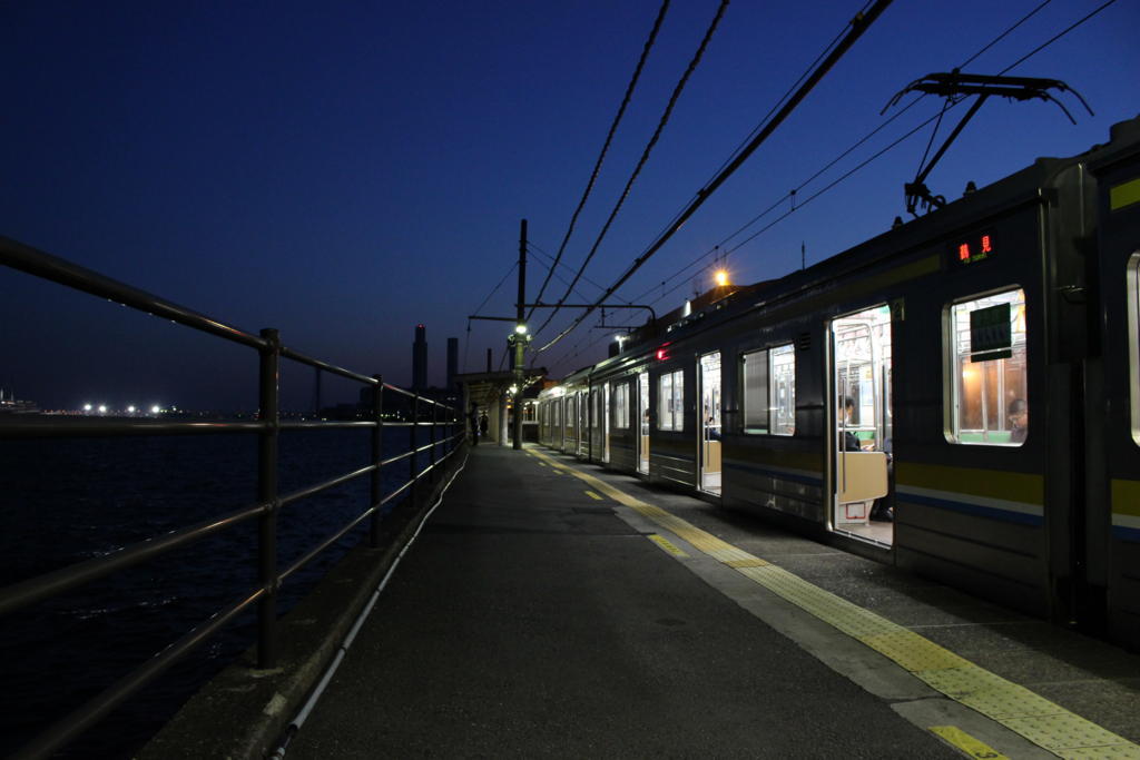すっかり日が暮れた海芝浦駅のホームと電車