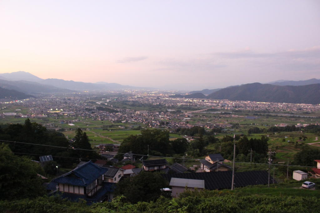 姨捨駅到着直後に撮影　まだだいぶ空が明るいです