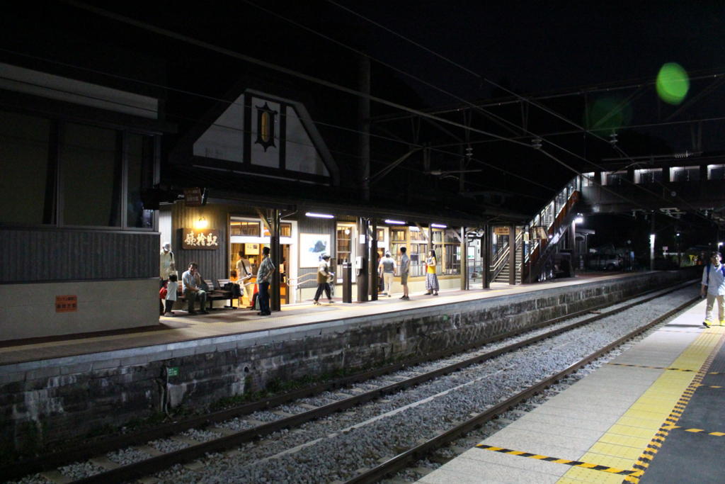 リニューアルされた姨捨の駅舎　左側が四季島専用展望ラウンジ