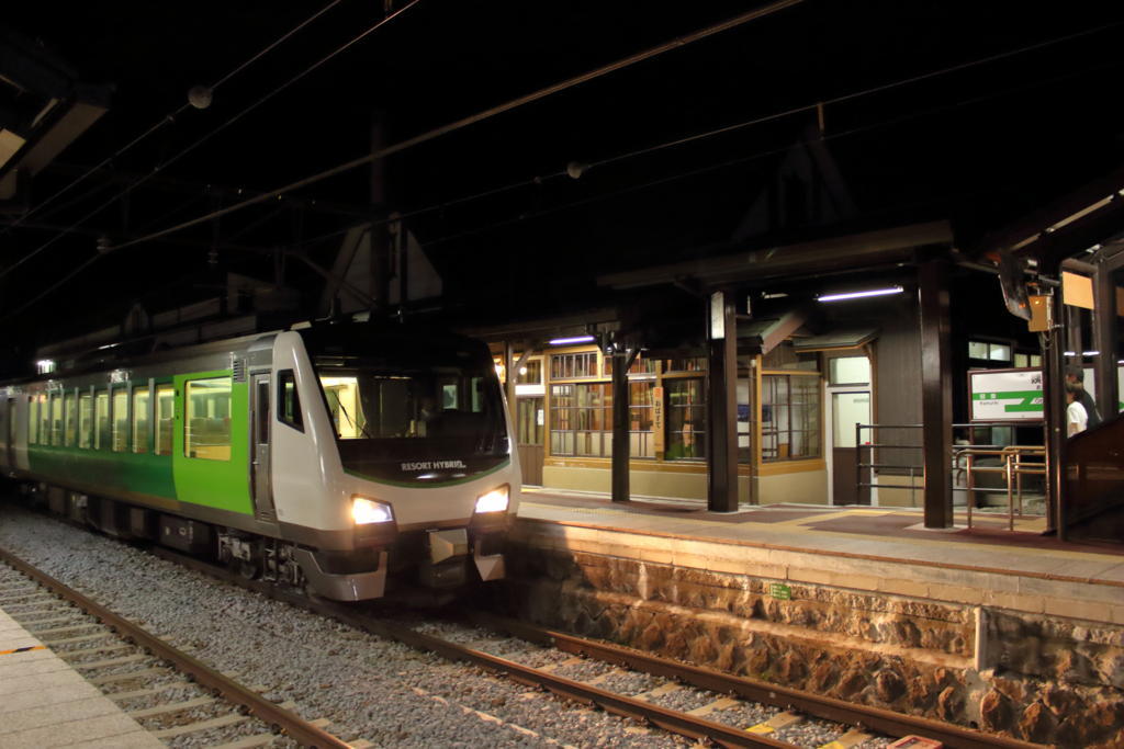 長野行きのナイトビュー姨捨が入線！ 夜の駅舎もいい雰囲気