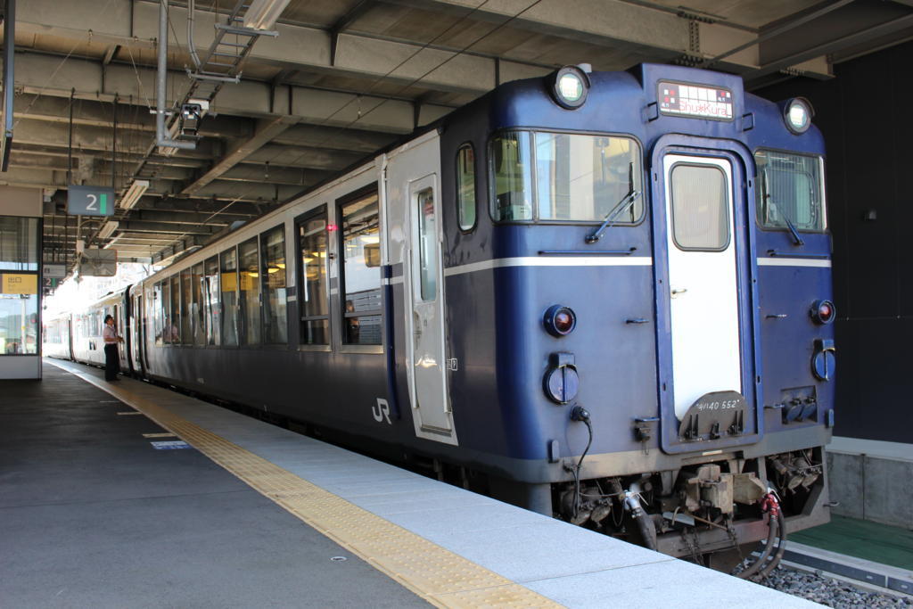 上越妙高駅に停車中の「越乃Shu*Kura」 藍色の車体が渋い