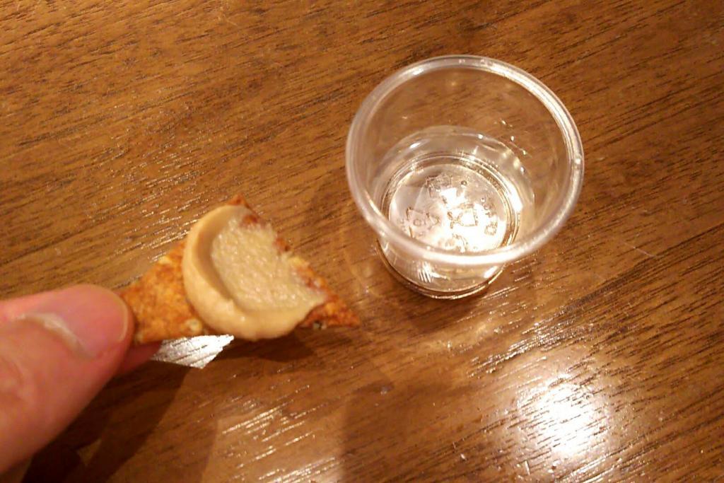 日本酒に合う味付けのディップとクラッカー