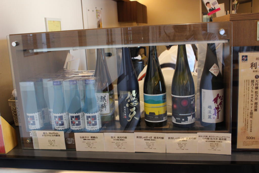 新潟のお酒がたくさん並ぶ「越乃Shu*Kura」のサービスカウンター
