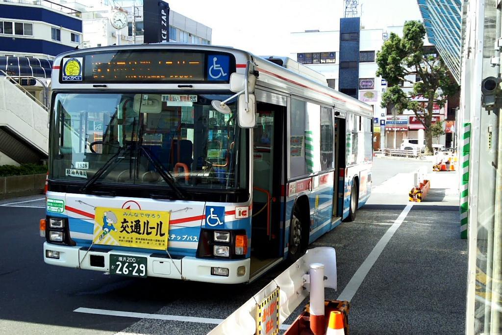 京急久里浜駅のバス乗り場に停車している久里浜港行きの京急バス