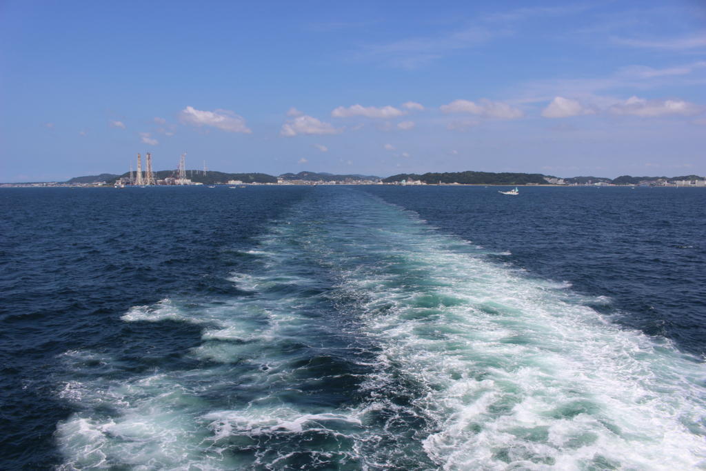 三浦半島・久里浜港が遠ざかっていきます