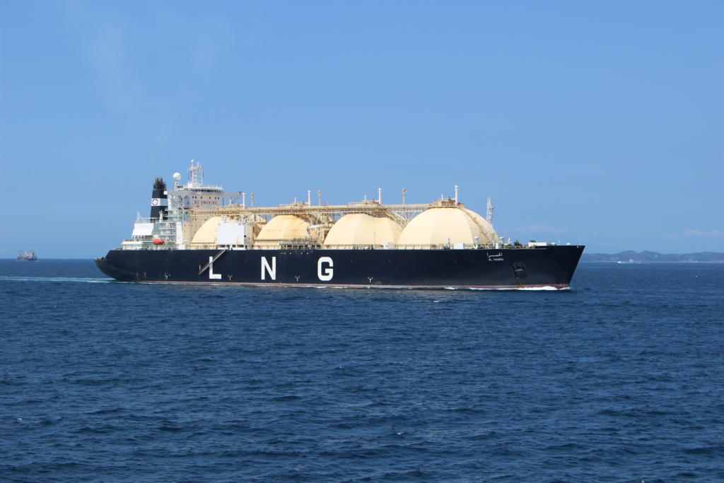 巨大な「LNG」とかかれたタンカーも！