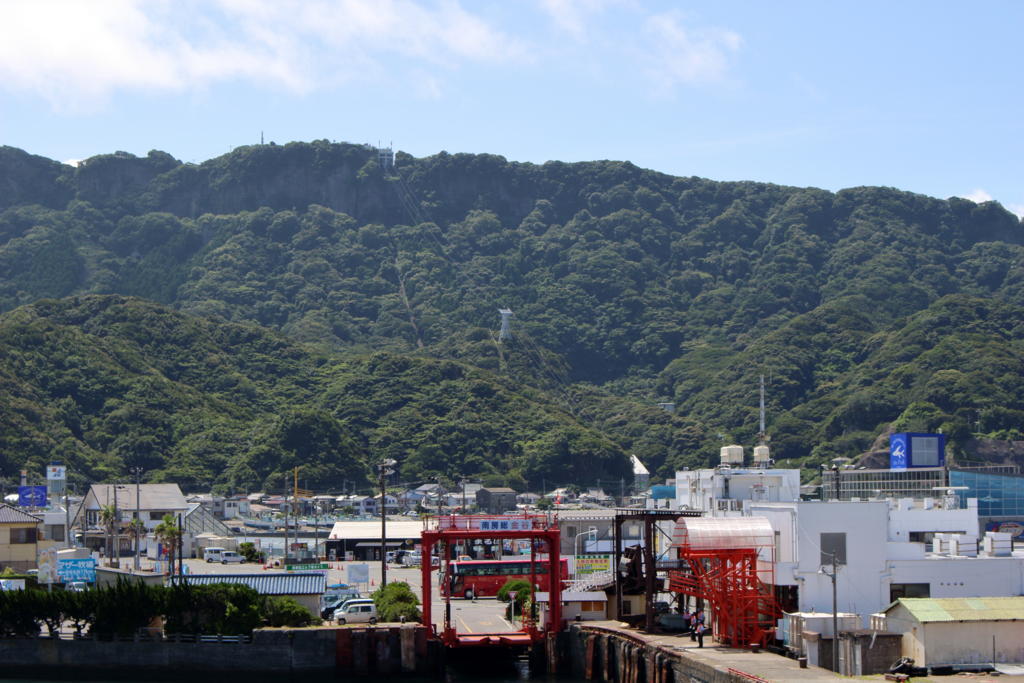 金谷港の後ろにそびえるのは鋸山（のこぎりやま）