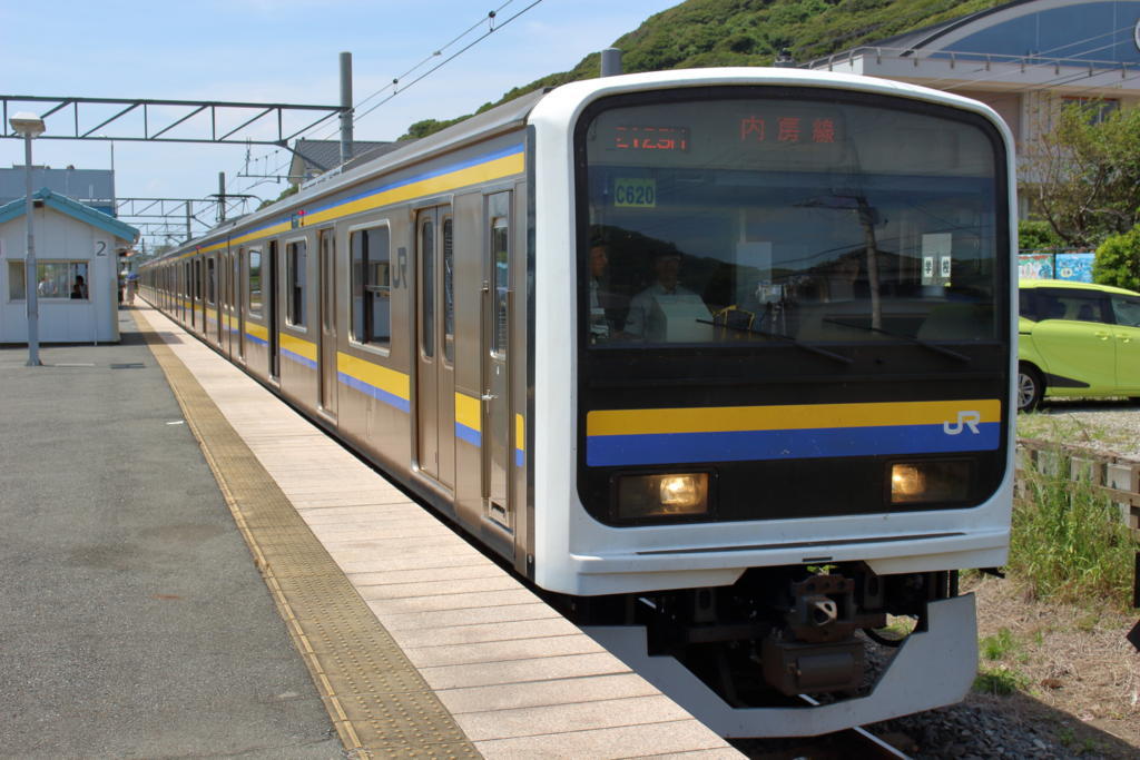 浜金谷駅に停車中の内房線普通列車、209系という形式です