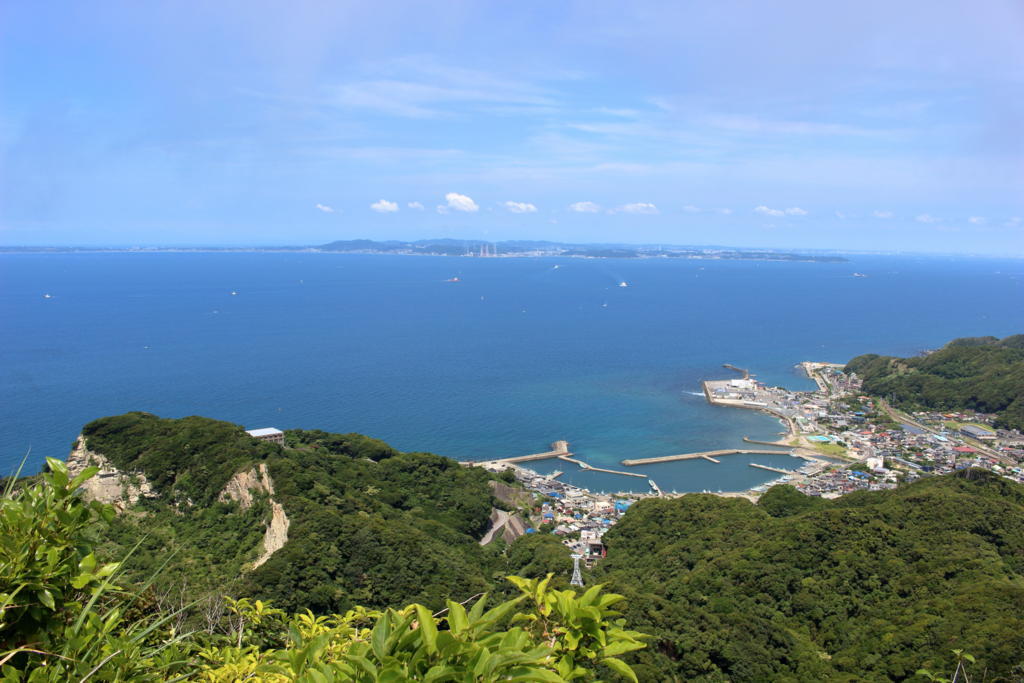 浦賀水道の向こうに三浦半島を望みます