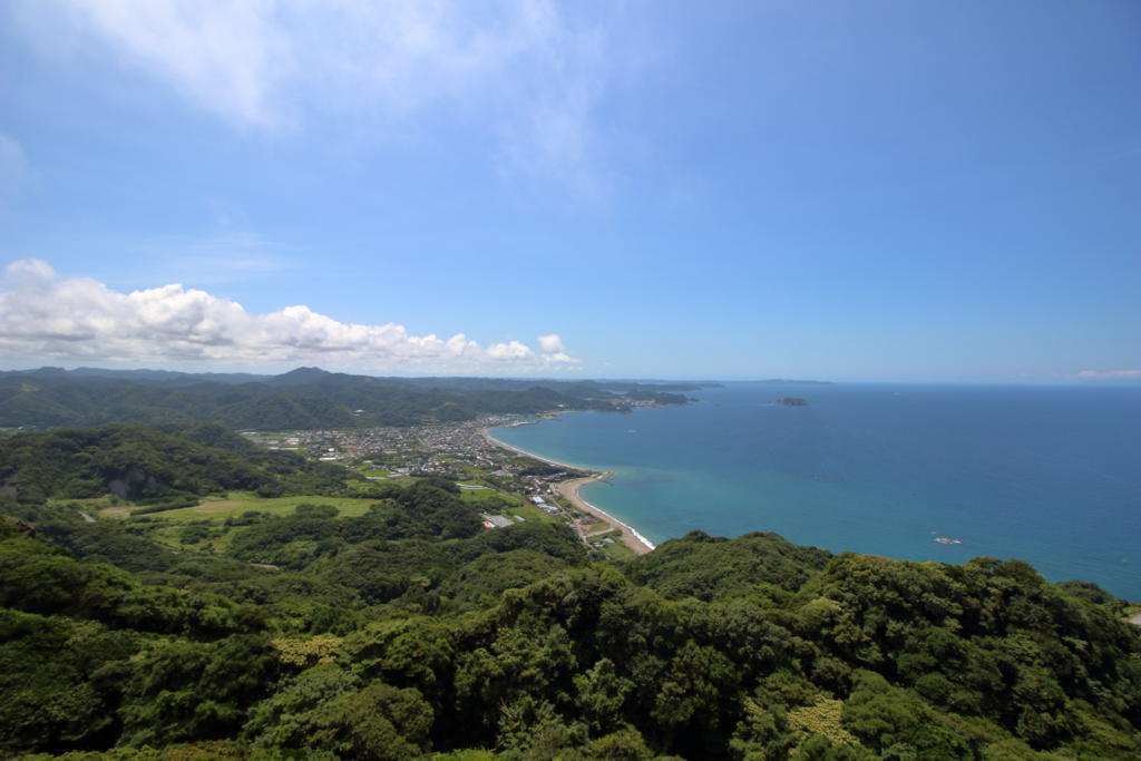 青空と碧い海が夏を感じさせます（広角レンズにて）