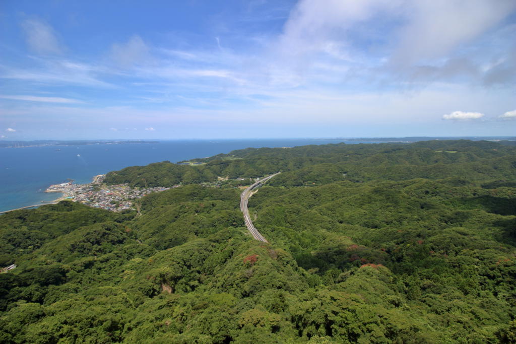 房総半島の低山の向こうに東京湾を眺める