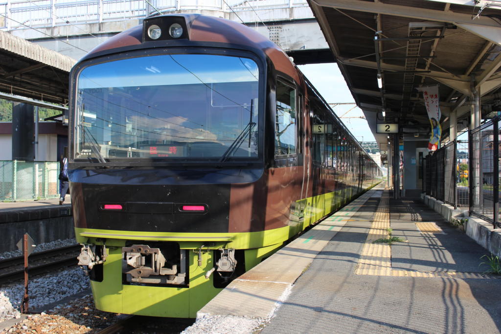 観光列車用の車両「リゾートやまどり」