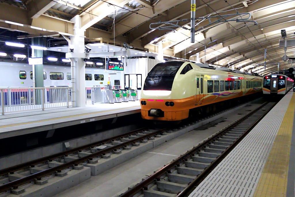 新潟駅では上越新幹線と特急いなほ号の平面乗り換えが可能