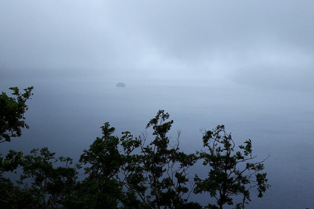 かろうじてカムイシュ島が見える雨の摩周湖