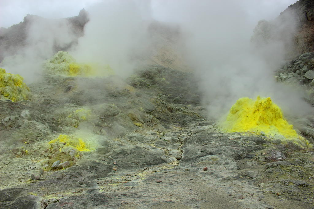 硫黄が噴出して黄色く変色した岩