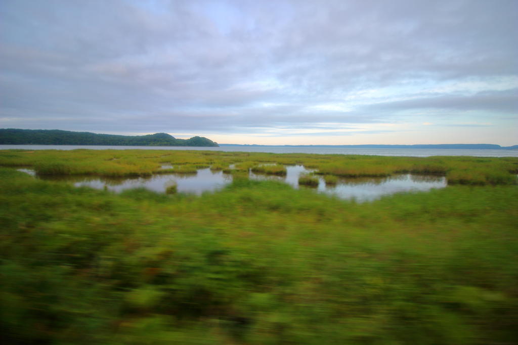 厚岸湖の内側に別寒辺牛湿原が広がる荒涼とした風景