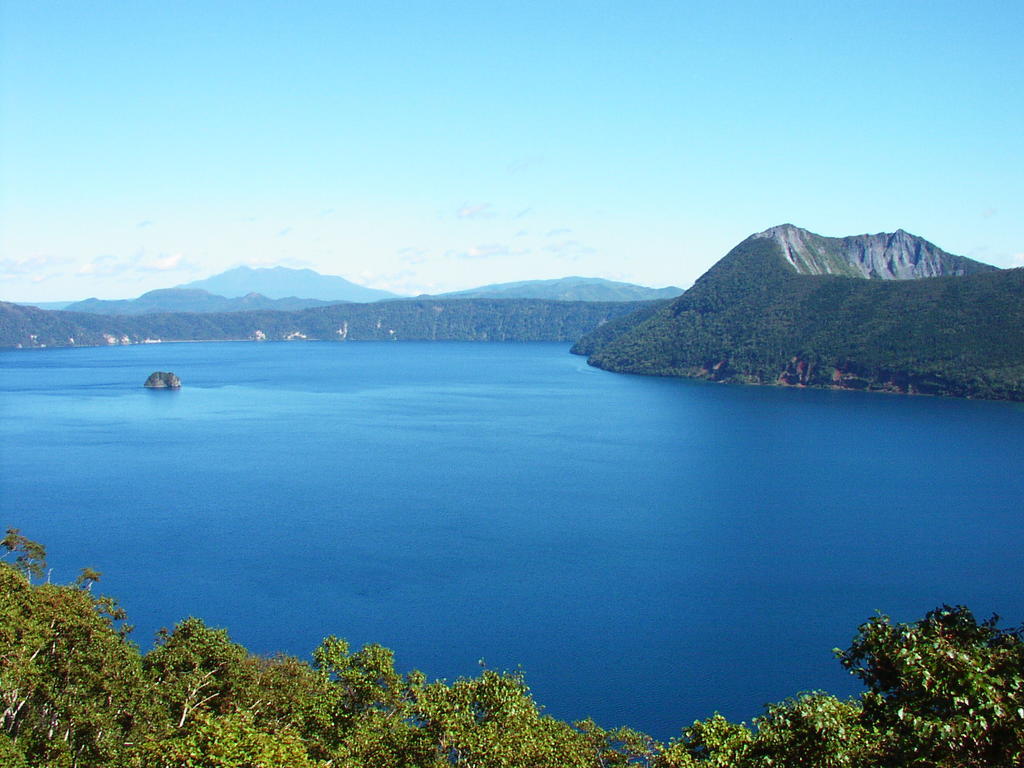 青い湖水が神秘的な「摩周湖」（摩周湖第一展望台より, 2005年9月撮影）
