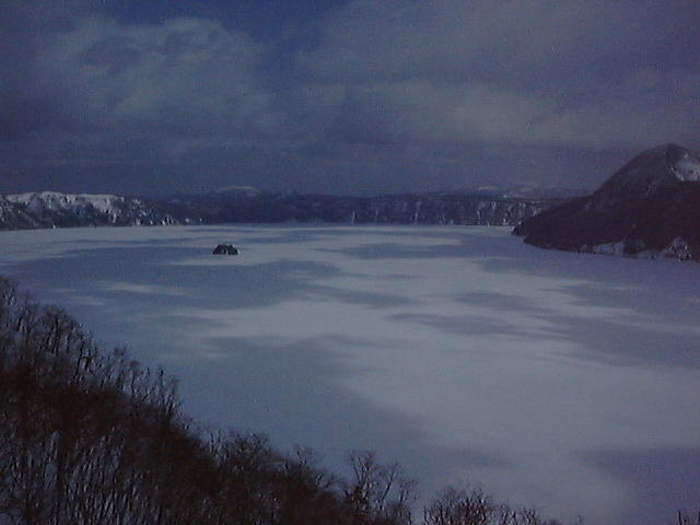 全面氷結した冬の摩周湖（3月）