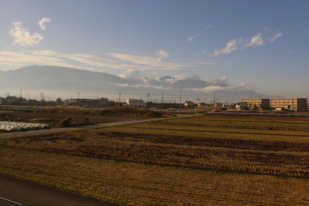 田んぼの向こうには南アルプスの山並みが見えます