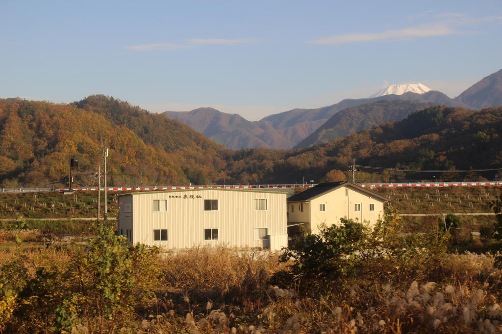 甲斐岩間駅からは富士山の頂上がちょっとだけ見えます