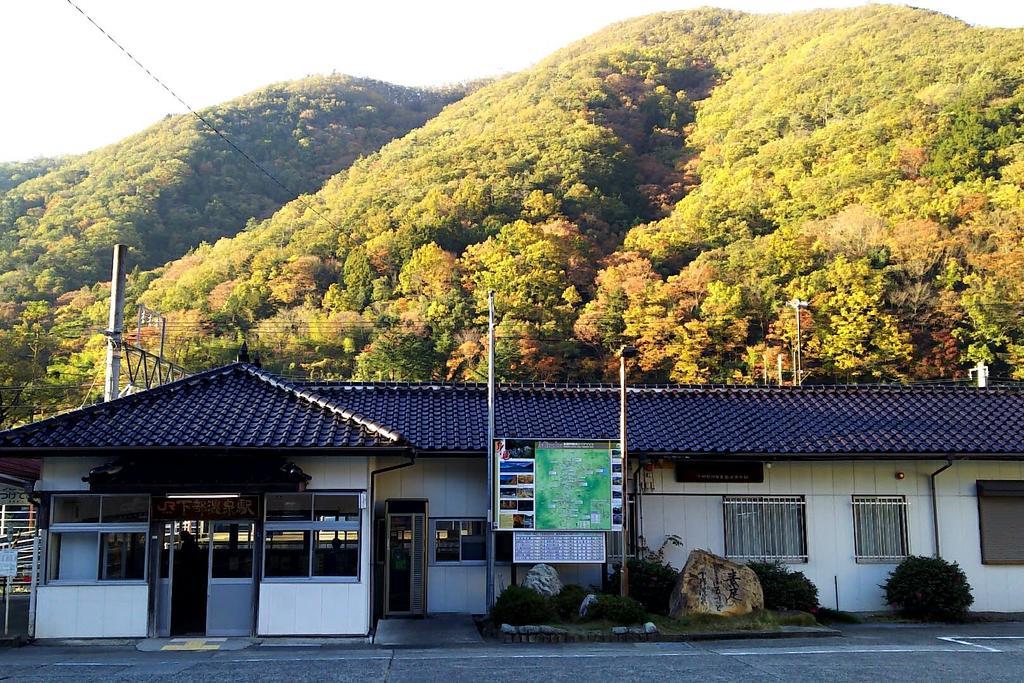 晩秋の下部温泉駅に到着