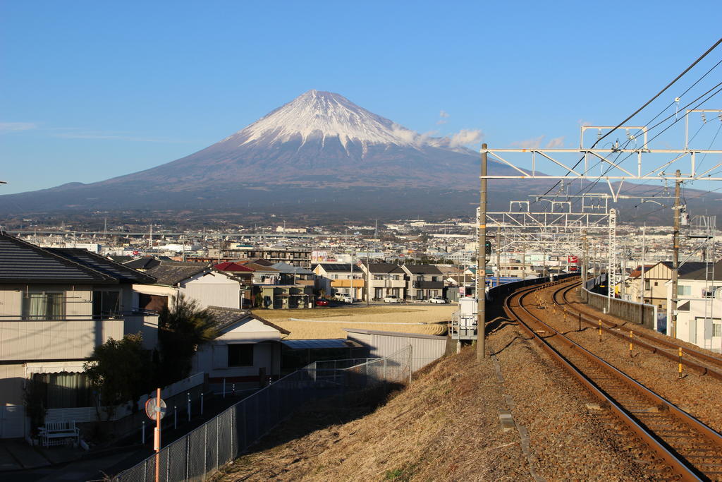 竪堀駅の下りホームから絶景の富士山を眺める！（2017年12月撮影）
