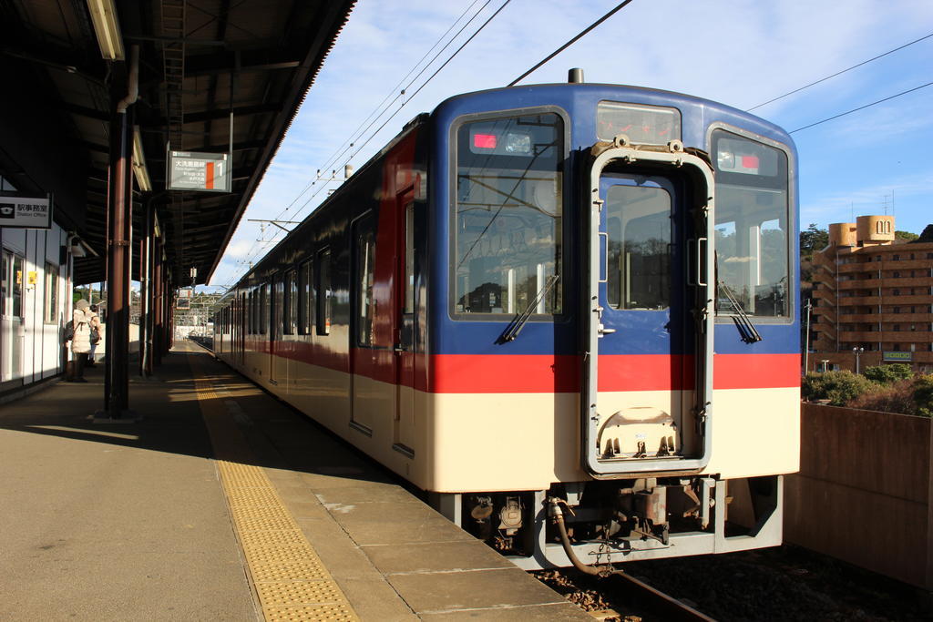 鹿島神宮駅で発車を待つ新型気動車