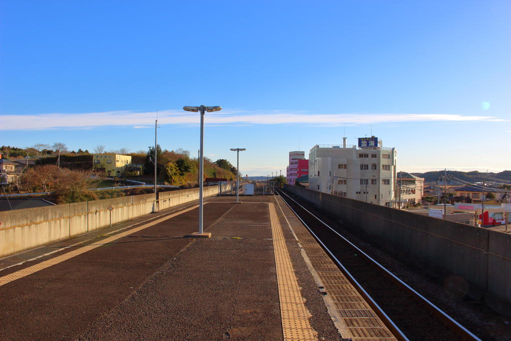 新鉾田駅の高架ホームは空が開けていて広々！