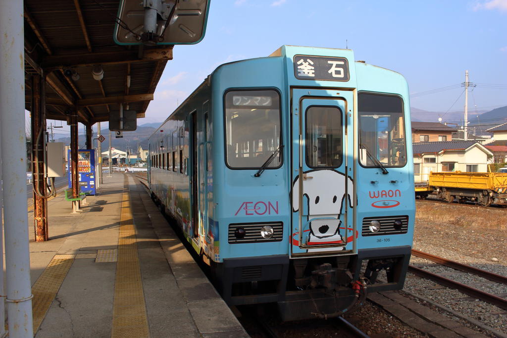 盛駅で発車を待つ三陸鉄道リアス線の気動車