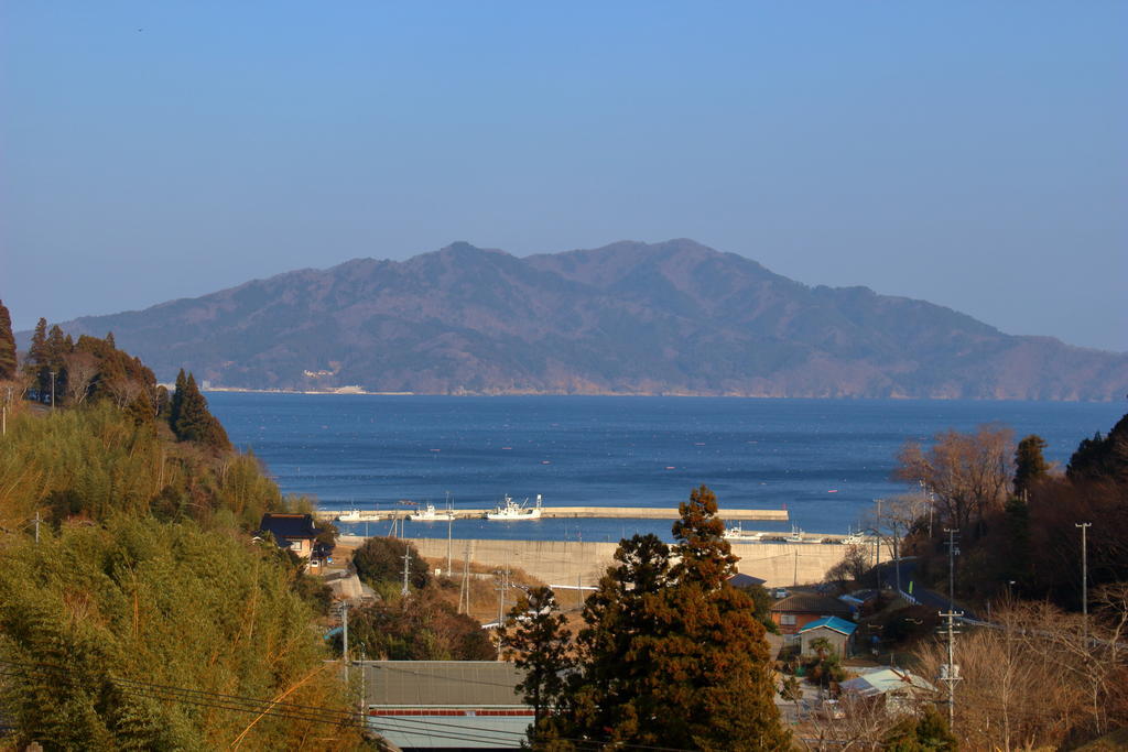 恋し浜駅付近からの越喜来湾の車窓