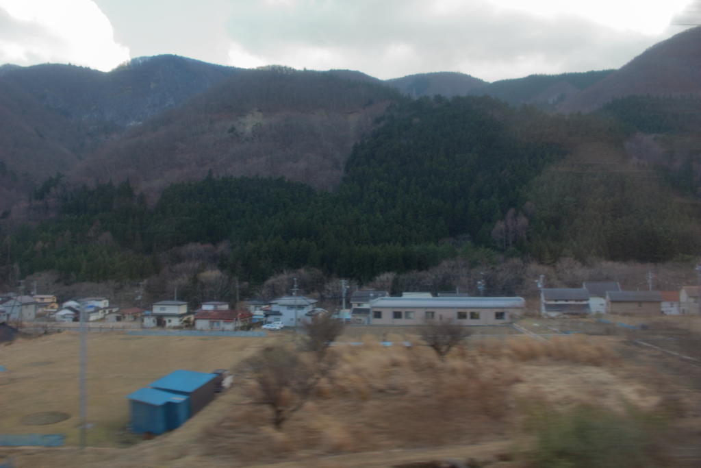 冬枯れの田畑や山々を眺めながら内陸へ