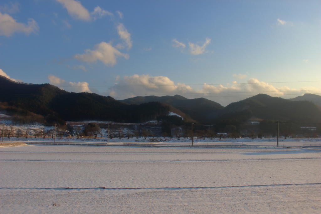 猿ヶ石川の両岸に広がる平地を進む