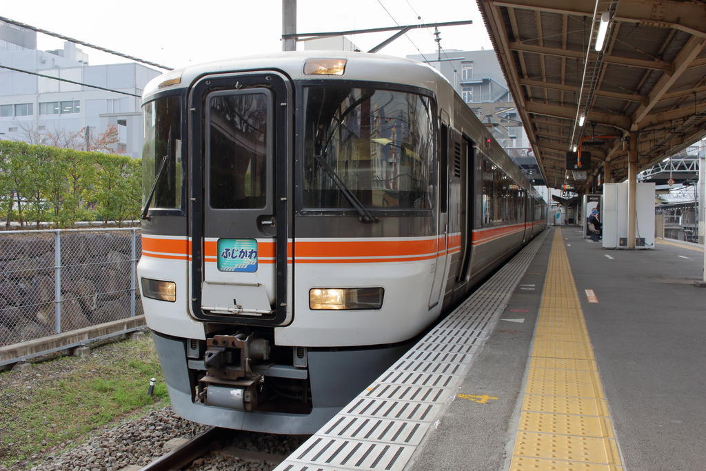「飯田線秘境駅号」と同形の373系電車（写真は特急ふじかわ＠甲府駅）