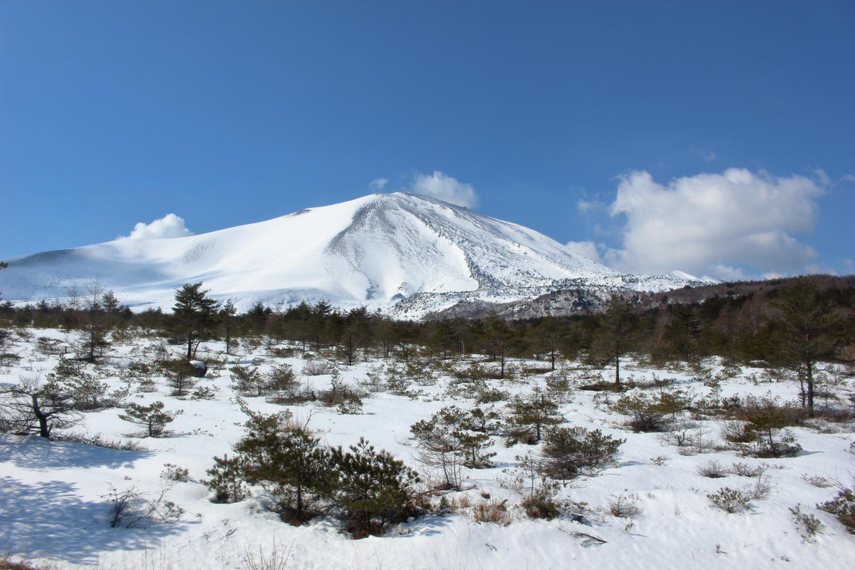 鬼押出し園～峰の茶屋間では迫力のある浅間山が！