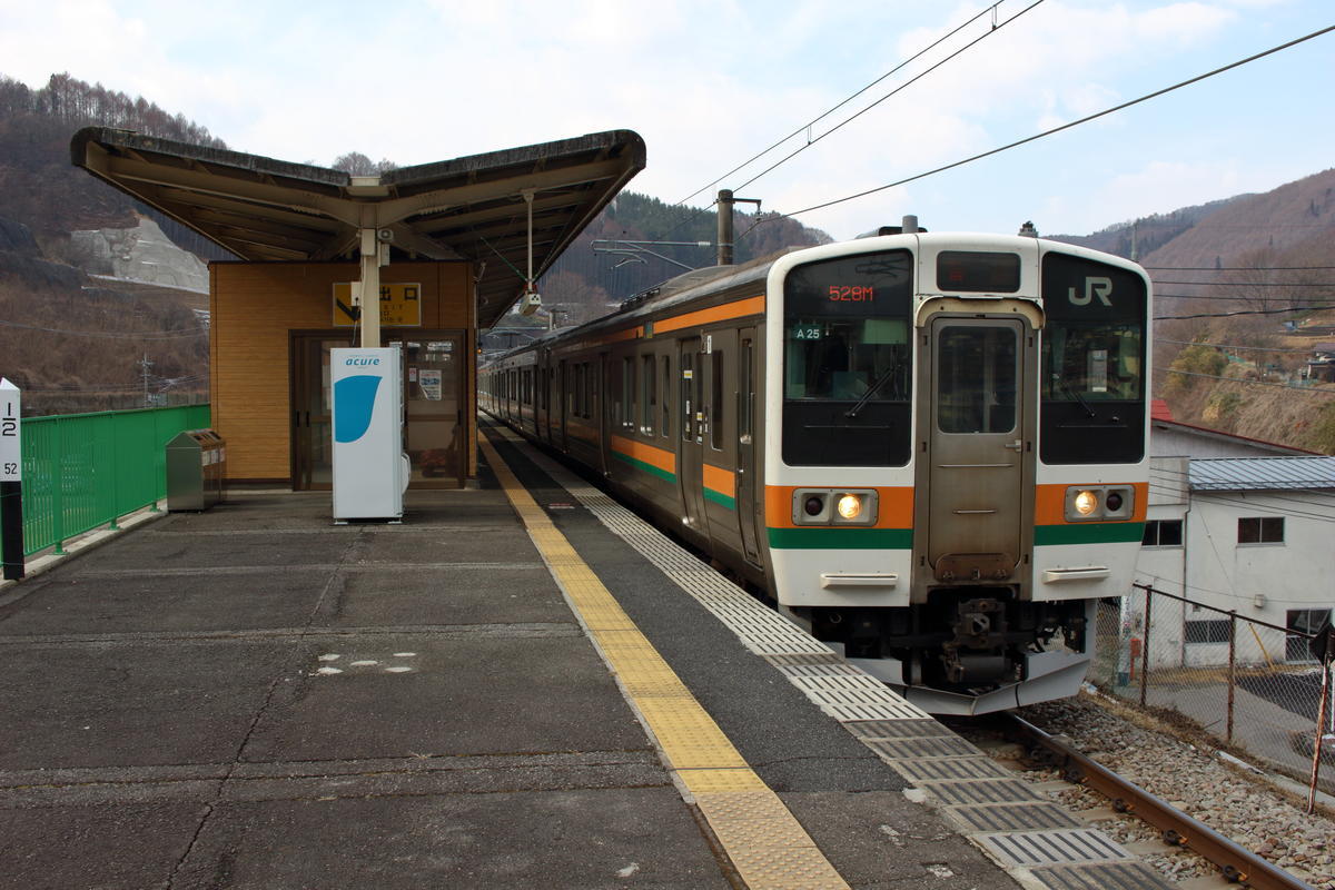 万座・鹿沢口駅に停車中の吾妻線の電車（211系）