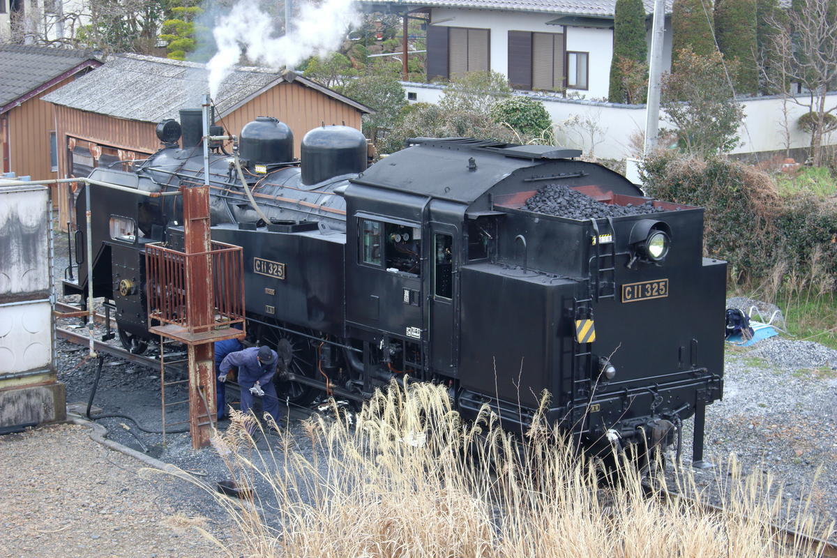 茂木駅2階の展望台からSLのメンテナンス作業を見学