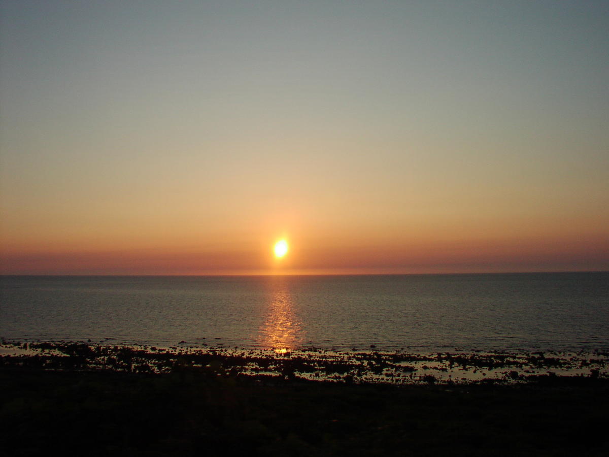 「リゾートしらかみ」から眺める日本海に沈む夕陽