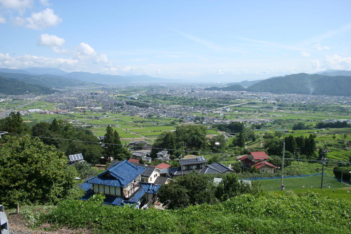 「リゾートビューふるさと」が停車する姨捨駅からの日本三大車窓の絶景