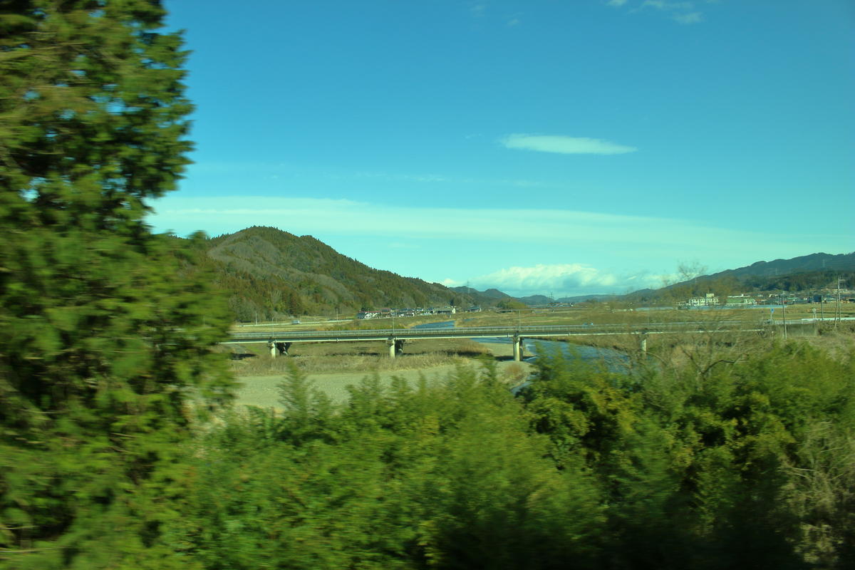 久慈川の周囲に広がるのどかな風景が美しい水郡線の車窓