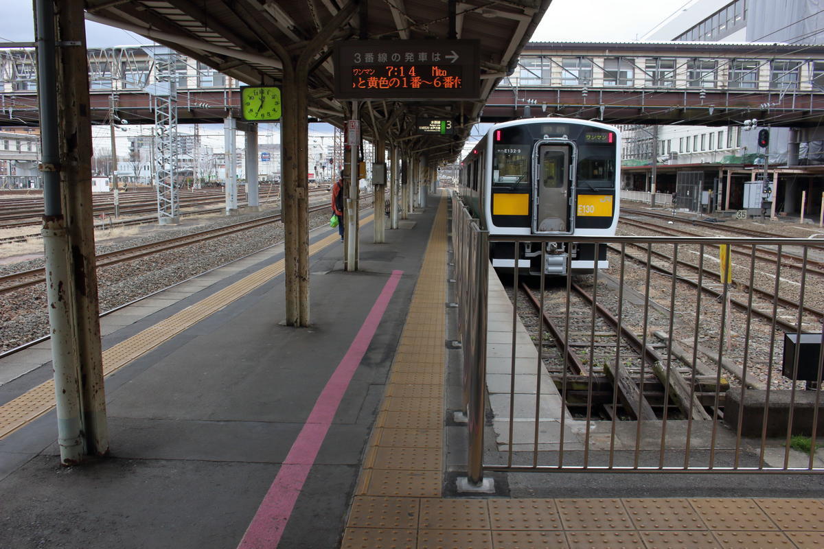 水郡線の列車は、終点郡山では切り欠きホームにちょこんと停車します