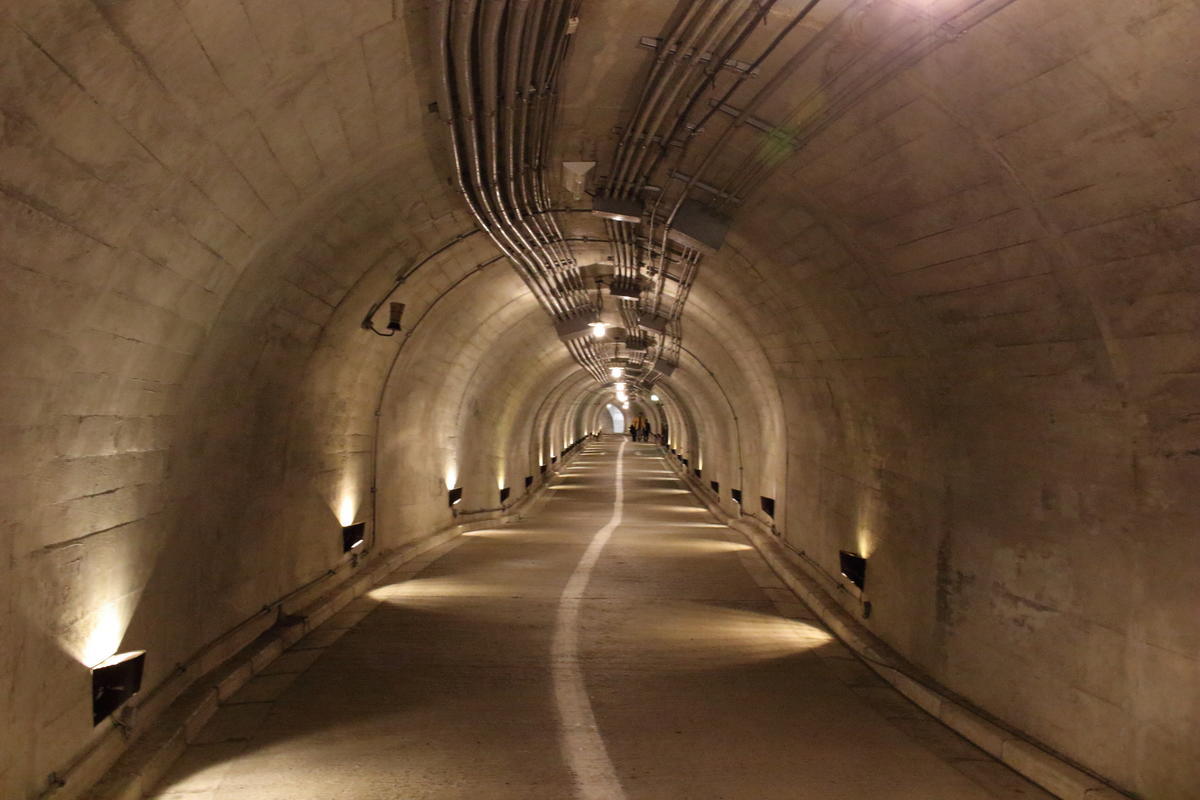 袋田の滝の観瀑台へと続くトンネルを歩く
