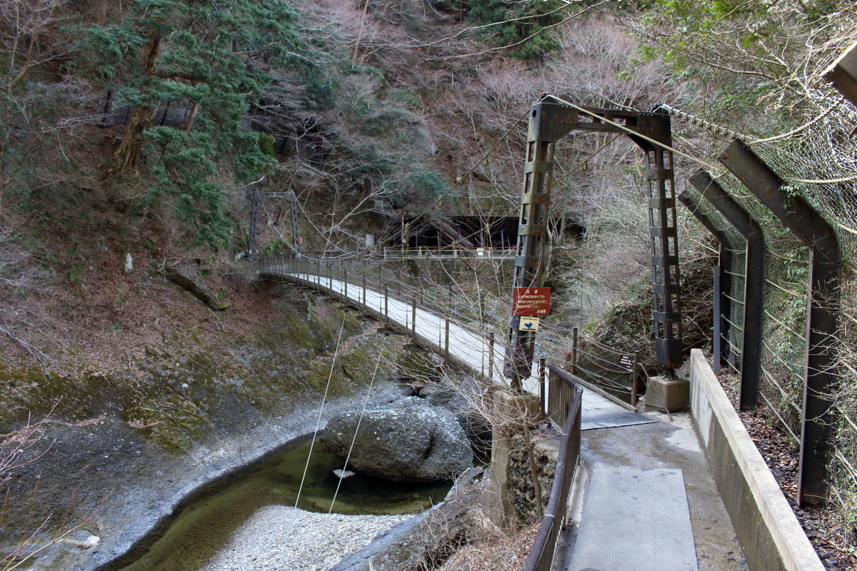 吊り橋を渡ると瀧見台へ 袋田の滝周辺の地形がよくわかります