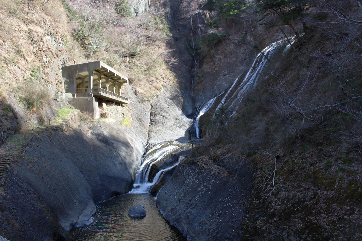 吊り橋の上からは袋田の滝と第１観瀑台を見渡すことができます