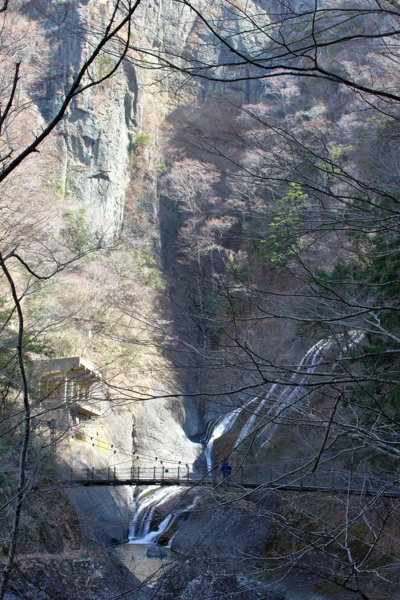 瀧見台からの眺め 断崖絶壁に袋田の滝があることがわかります