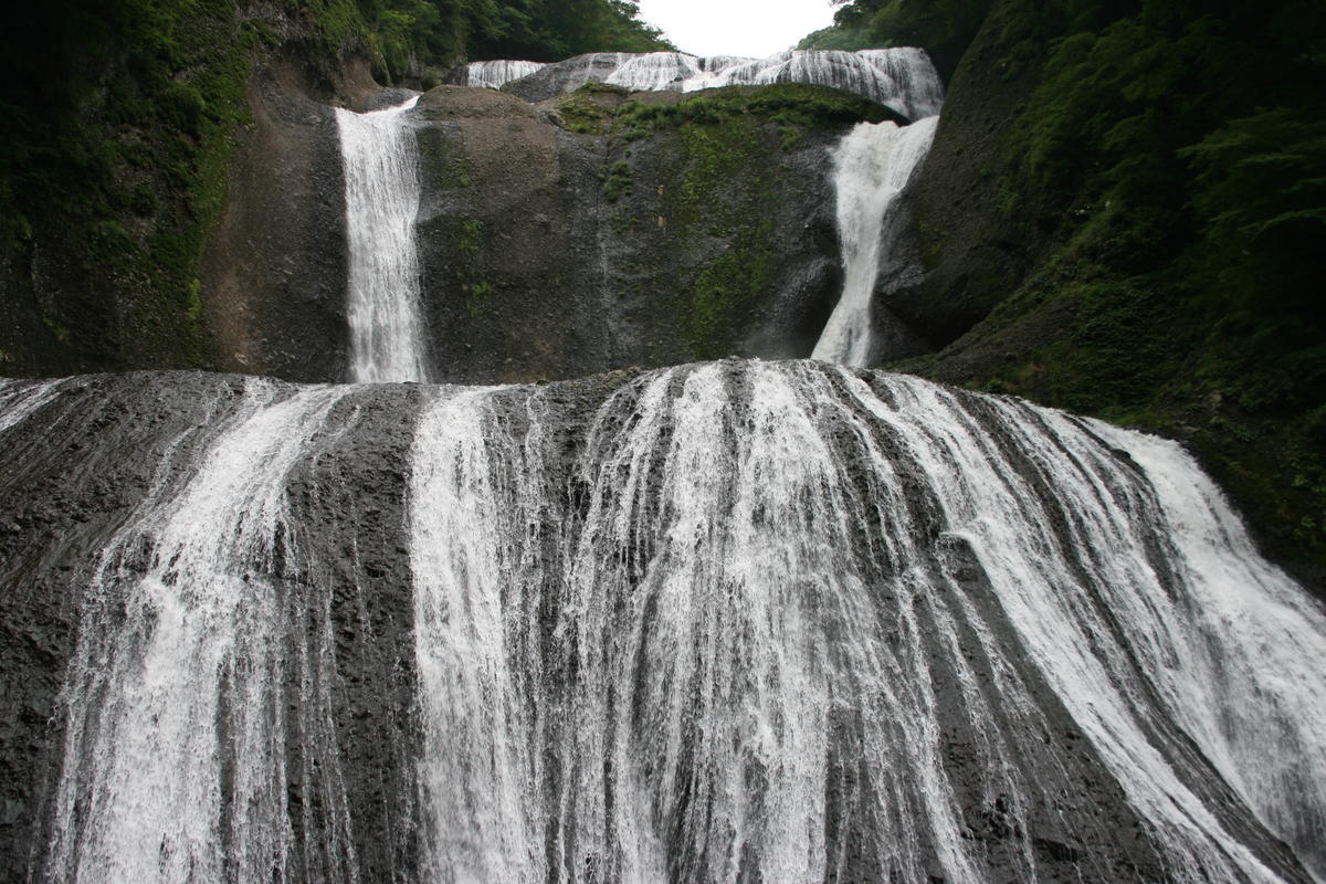 夏場のほうが袋田の滝の水量が多い（2009年7月撮影）