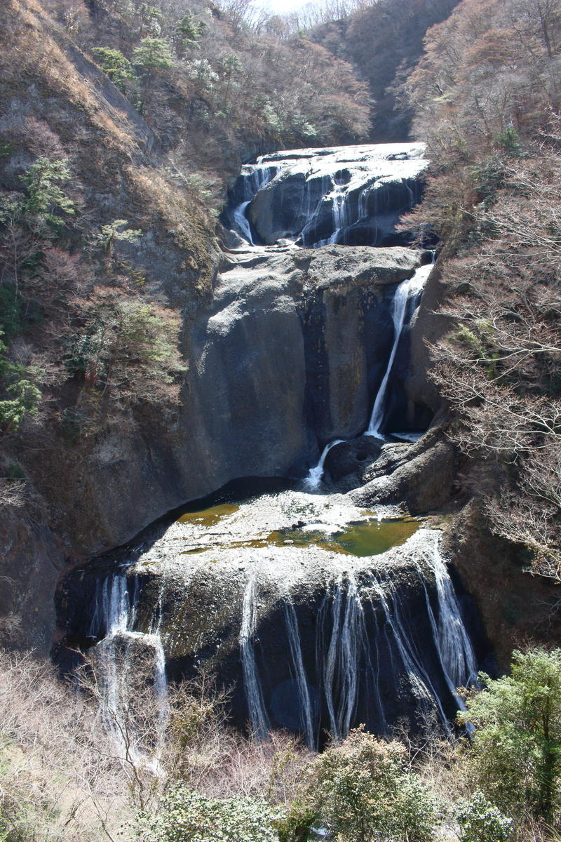 第２観瀑台から眺め 4段で流れ落ちる袋田の滝の全景がバッチリ！